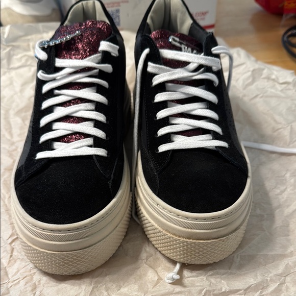 P448 Black and White Sneakers with Metallic Accents - Picture 4 of 5